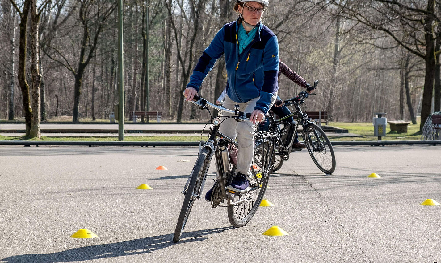 Radfahrerin beim FahrSicherheits-Training