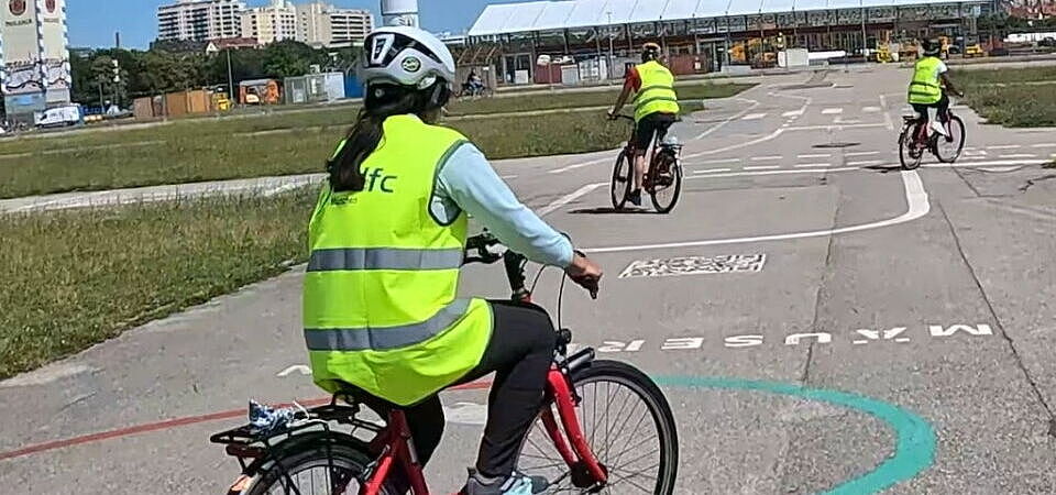 Mäuserennen mehrere Radfahrende versuchen, die Linien des Mäuserennens nachzufahren