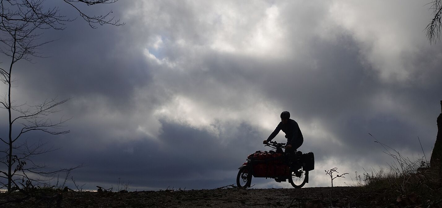 Die Bildunterschrift wird in Bälde eingefügt. Sie können uns aber gern auch per E-Mail oder Telefon kontaktieren, wir helfen gerne weiter. Radfahrer bei Gewitter