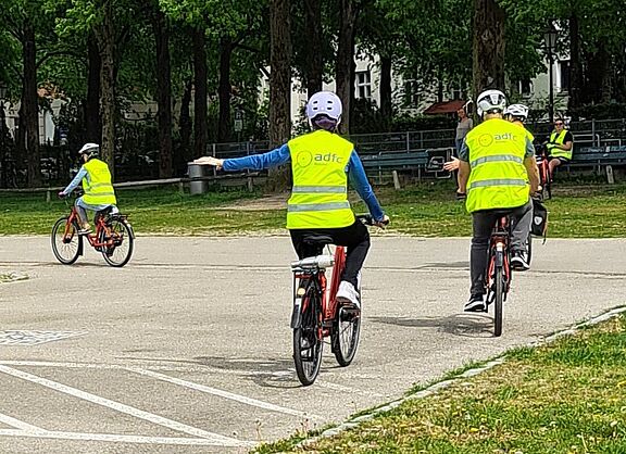 Gruppe Fahranfänger übt das Linksabbiegen mit Handzeichen