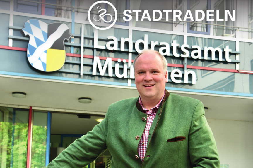 Landrat vor Landratsamt mit Fahrradhelm und Fahrrad