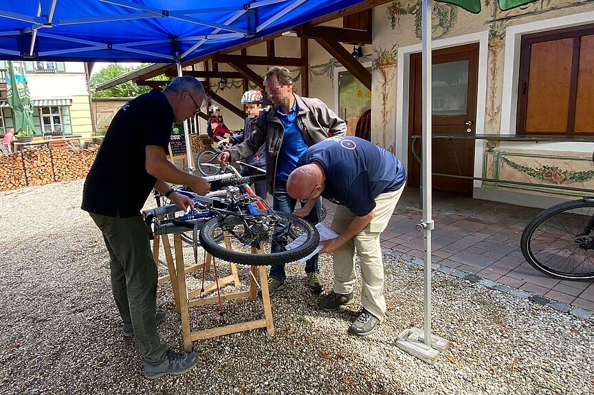 Garagenflohmarkt_2023 Codieren beim Garagenflohmarkt 2023